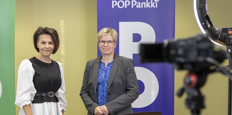  POP Pankin lakiasiantuntijat Mervi Luoma ja Marjo Vartiamäki valmistautumassa uusperheiden talousvinkkejä käsittelevään webinaariin.