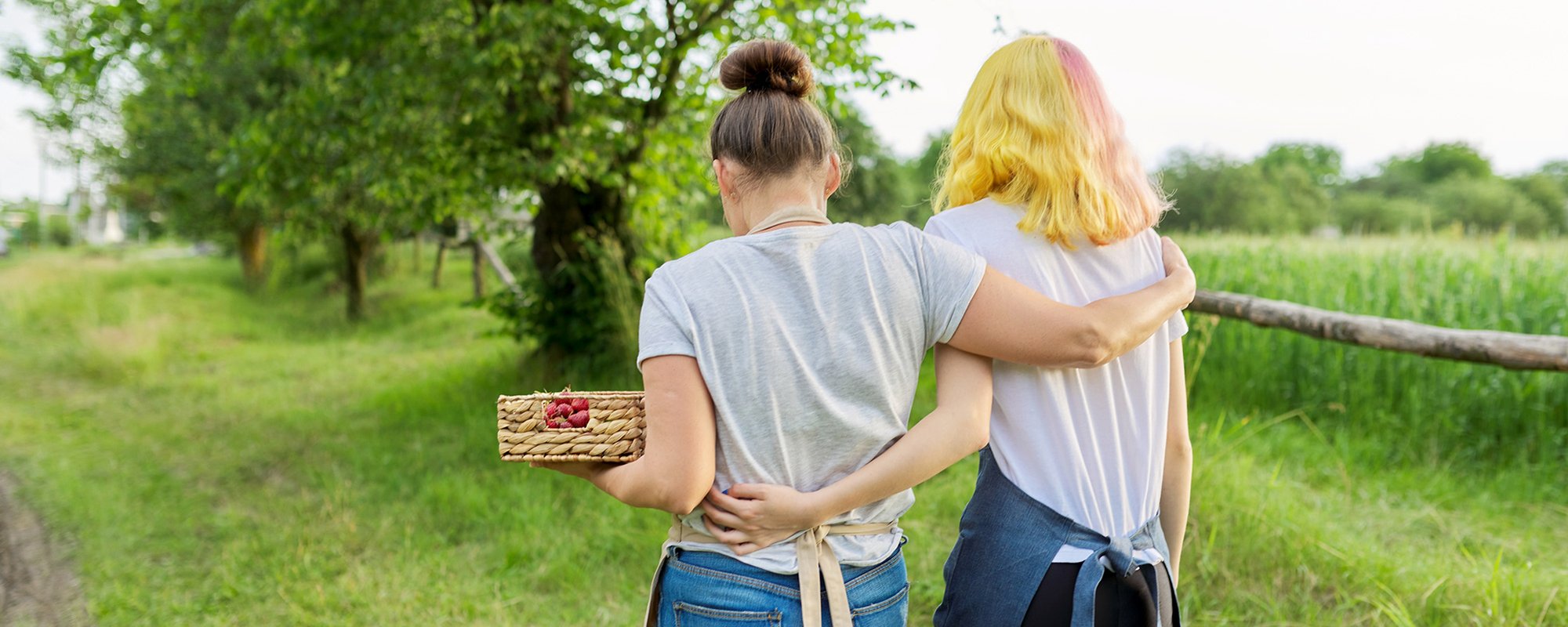 Kaksi nuorta naista mansikkakorin kanssa, kuvituskuva 